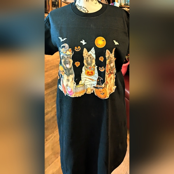 Rae Dunn Tops - NWoT 🐕HALLOWEEN DOG 🎃👻🧌☠️SPOOKY🐕GERMAN🐕SHEPHERDS☠️🧌👻🎃 comfy COTTON tee!